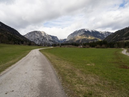 Country road in front of mountain panorama, mountain Pribitz, mountain Messnerin, Oberort,
