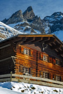 Farmhouse in Einoedsbach, Stillachtal, behind it the central main ridge of the Allgaeu Alps with