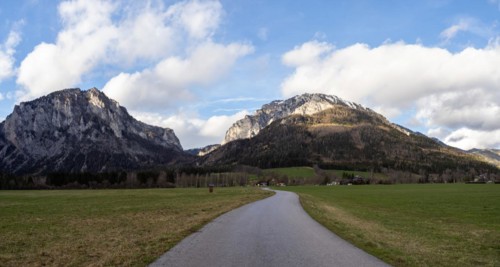 Country road in front of mountain panorama, mountain Pribitz, mountain Messnerin, Oberort,