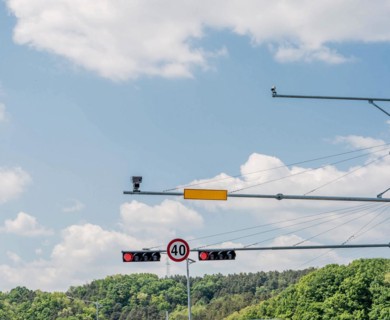Traffic lights and a blank road sign against a clear sky with a 40 km/h speed limit, in South Korea