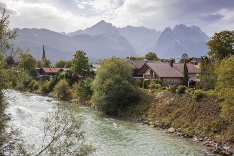 Loisach with houses, old parish church St. Martin, Wetterstein mountains with Alpsitze and Zugspitz
