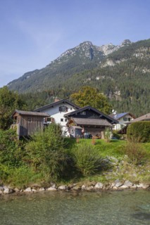 Loisach with houses and Kramer massif, Garmisch-Partenkirchen, Werdenfelser Land, Upper Bavaria,