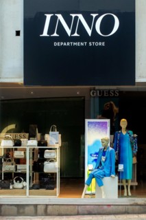 Display window, window dressing with mannequins and handbags of the shop INNO, Belgian department