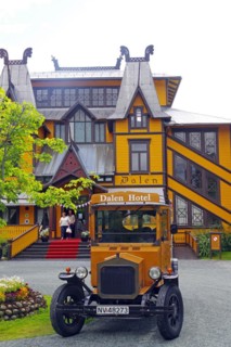 Historic wooden hotel and vintage car, Telemark Canal, Dalen, Telemark, Norway, Europe