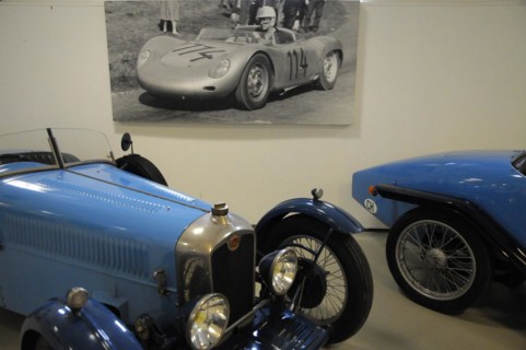 Deutsches Automuseum Langenburg, A historical black and white photo of a racing car on a race