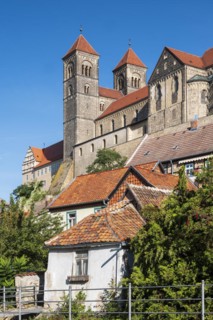 The castle hill with the collegiate church of St. Servatii above the half-timbered houses in the