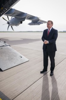Federal Minister of Defence Boris Pistorius, SPD, bids farewell to the 20 or so soldiers of the