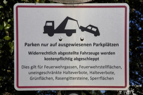 Sign, traffic sign, traffic sign, parking only in designated parking spaces, symbolic tow truck,