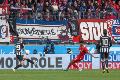 Football match, Eren DINKCI 1.FC Heidenheim centre scores the 1 to 1 equaliser against Borussia