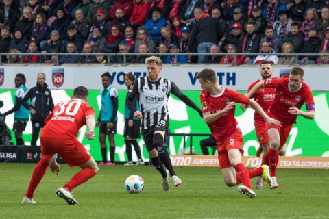 Football match, Robin HACK Borussia Moenchengladbach centre on the ball seems unstoppable, Norman