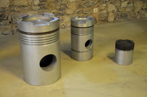 Deutsches Automuseum Langenburg, Several pistons in different sizes arranged on an exhibition area,