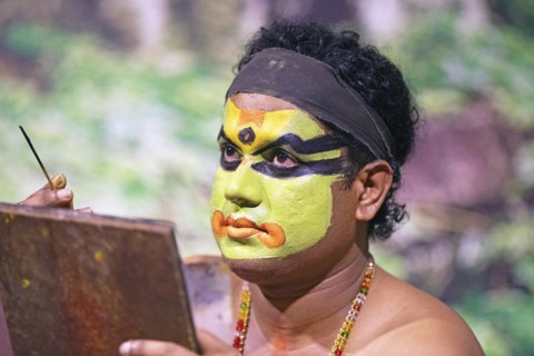 Kathakali performer or mime, 38 years old, makes up his face, Kochi Kathakali Centre, Kochi,