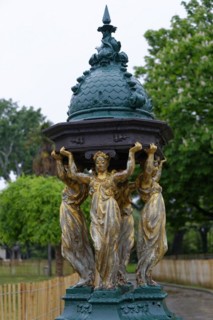 Palais Longchamp, Marseille, Gold patinated statue with baroque elements and decorations,