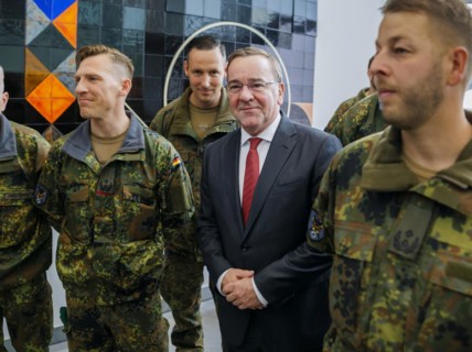 Federal Minister of Defence Boris Pistorius, SPD, bids farewell to the 20 or so soldiers of the