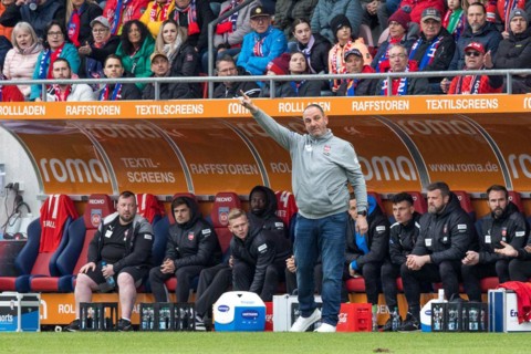 Football match, coach Frank SCHMIDT 1.FC Heidenheim leads the way on the touchline, Voith-Arena