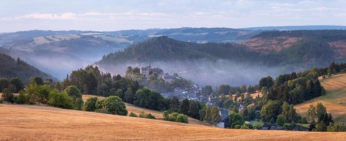 View of Lauenstein Castle and village, morning light, morning fog, Ludwigsstadt, Upper Franconia,