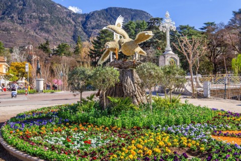 Flower border on the spa promenade in spring, Merano, Val Passiria, Val d'Adige, Burggrafenamt,