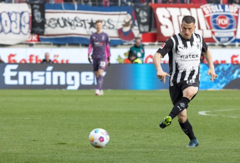 Football match, Stefan LAINER Borussia Moenchengladbach Pass in die Tiefe, Voith-Arena football