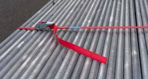 Detail photo, tension belt on the barrier fence at a running event, Strasse des 17. Juni, Berlin,