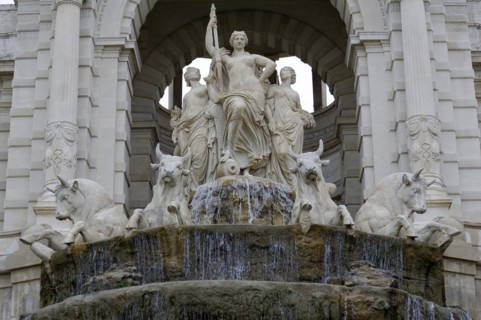 Palais Longchamp, Marseille, Allegorical marble sculpture of a woman surrounded by animals at a