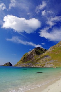 Turquoise green water and white sandy beach in front of high mountains, Haukland, Leknes, Nordland,