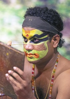 Kathakali performer or mime, 38 years old, makes up his face, Kochi Kathakali Centre, Kochi,
