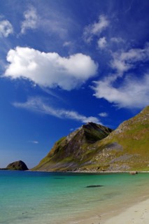 Turquoise green water and white sandy beach in front of high mountains, Haukland, Leknes, Nordland,