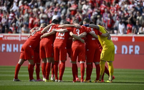 Team building, team circle in front of the start of the match, 1. FC Heidenheim 1846 FCH,