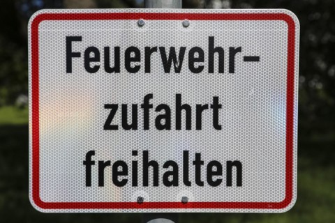 Sign, traffic sign, traffic sign, keep fire service access clear, letters, lettering, traffic