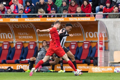 Football match, Nathan NGOUMOU Borussia Moenchengladbach right in a duel for the ball with Patrick