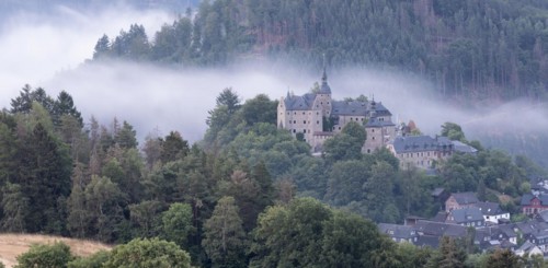 View of Lauenstein Castle with morning fog, Ludwigsstadt, Upper Franconia, Bavaria, Germany, Europe