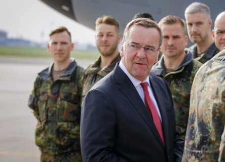 Federal Minister of Defence Boris Pistorius, SPD, bids farewell to the 20 or so soldiers of the