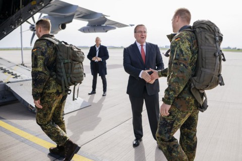 Federal Minister of Defence Boris Pistorius, SPD, bids farewell to the 20 or so soldiers of the