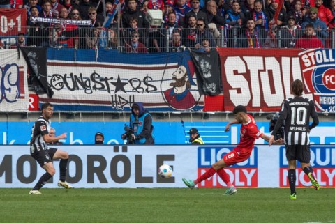 Football match, Eren DINKCI 1.FC Heidenheim centre scores the 1 to 1 equaliser against Borussia