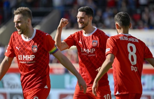 Cheering, goal celebration, Tim Kleindienst 1. FC Heidenheim 1846 FCH (10) Patrick Mainka 1. FC