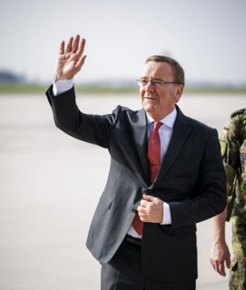 Federal Minister of Defence Boris Pistorius, SPD, bids farewell to the 20 or so soldiers of the