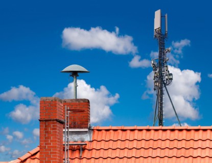 Alarm siren and radio mast on one roof