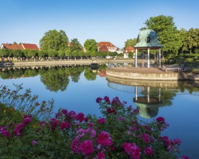 Historic spa facilities, park pond with Christiane-Vulpius pavilion, Goethe town of Bad