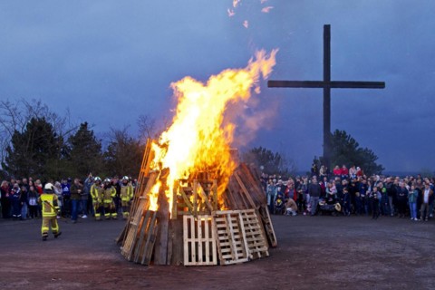 The fire brigade has lit the Easter bonfire on the Haniel spoil tip in front of the summit cross,
