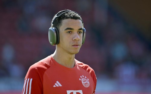 Jamal Musiala FC Bayern Muenchen FCB (42) Portrait, Headphones, Voith-Arena, Heidenheim,