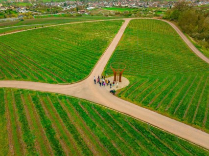 People gather around a round building in a sprawling vineyard, Jesus Grace Chruch, Weitblickweg,