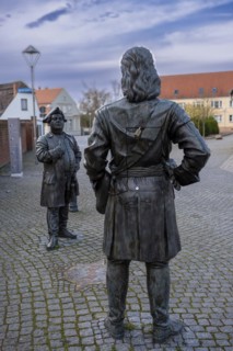Bronze figures of the Prussian King Frederick William I (back) and Tsar Peter I of Russia by the