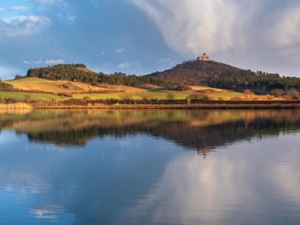 Lake in the evening light, Veste Wachsenburg reflected, castle of the Drei Gleichen castle