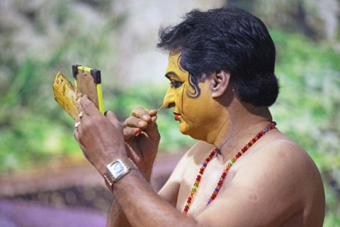 Kathakali performer or mime, 60 years old, makes up his face, Kochi Kathakali Centre, Kochi,