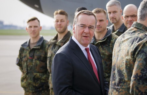 Federal Minister of Defence Boris Pistorius, SPD, bids farewell to the 20 or so soldiers of the