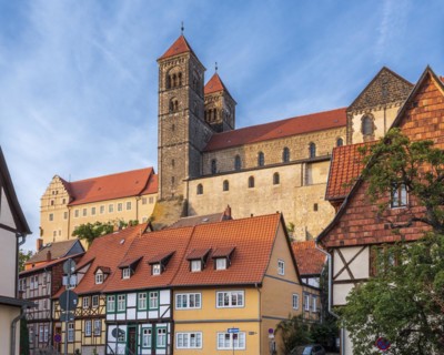 The castle hill with the collegiate church of St. Servatii above the half-timbered houses in the
