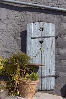 Old farmhouse, facade, decorated, flower pots, knotweed (Fallopia baldschuanica), weathered wooden