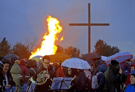 Musicians with a double horn in front of the Easter bonfire on the Haniel spoil tip with the summit