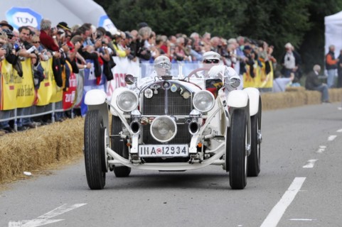 Mercedes-Benz SSK, built in 1928, A white classic racing car with the number 12 drives past a crowd