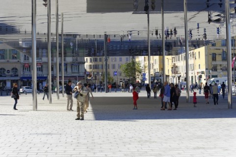 Shade structures made of 1000 square metres of polished stainless steel, architect Norman Foster,